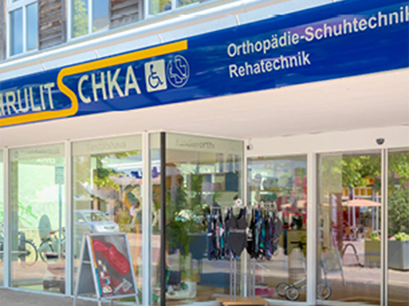 Barrierefreier Eingang zum Orthopädiefachgeschäft Rulitschka in Uelzen – moderne Versorgung und zugängliche Beratung für alle Kundinnen und Kunden.