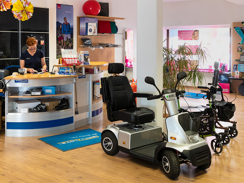 Innenansicht vom Orthopädiefachgeschäft Rulitschka in Uelzen mit Beratungstresen, Alltagshilfen, Rollator und Elektromobil für barrierefreie Mobilität.