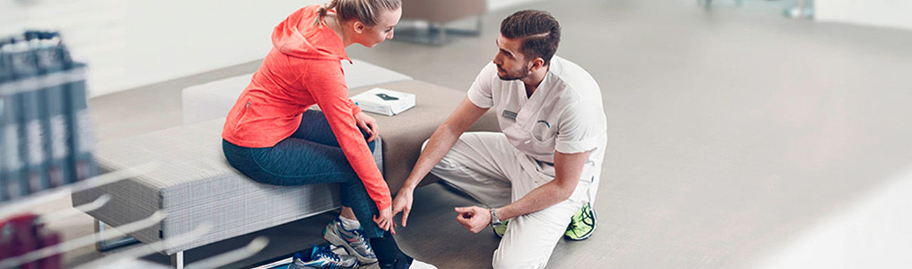 Beratung im Orthopädiefachgeschäft Rulitschka in Uelzen – Fachkraft passt Orthese am Fuß einer Patientin an.